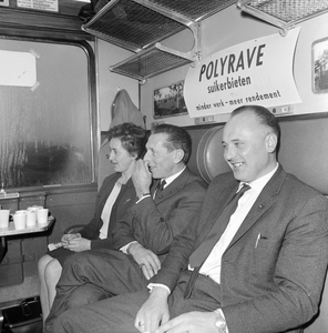 859334 Afbeelding van enkele bezoekers van de beurs Het Landbouwwerktuig in de RAI te Amsterdam in een coupé van de ...